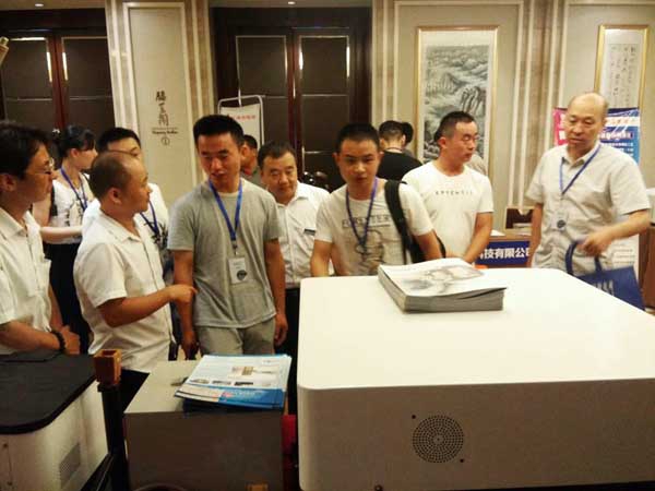 直讀光譜儀產(chǎn)品一出場就吸引了眾多鑄造行業(yè)專家的目光。